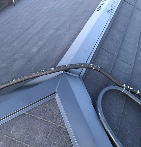 スレート屋根から横暖ルーフを使った屋根カバー工事を行いました！川口市屋根カバー工事　横暖ルーフαｓ　ニチハ　センタールーフ　スレートボロボロ　ガルバリウム鋼板　